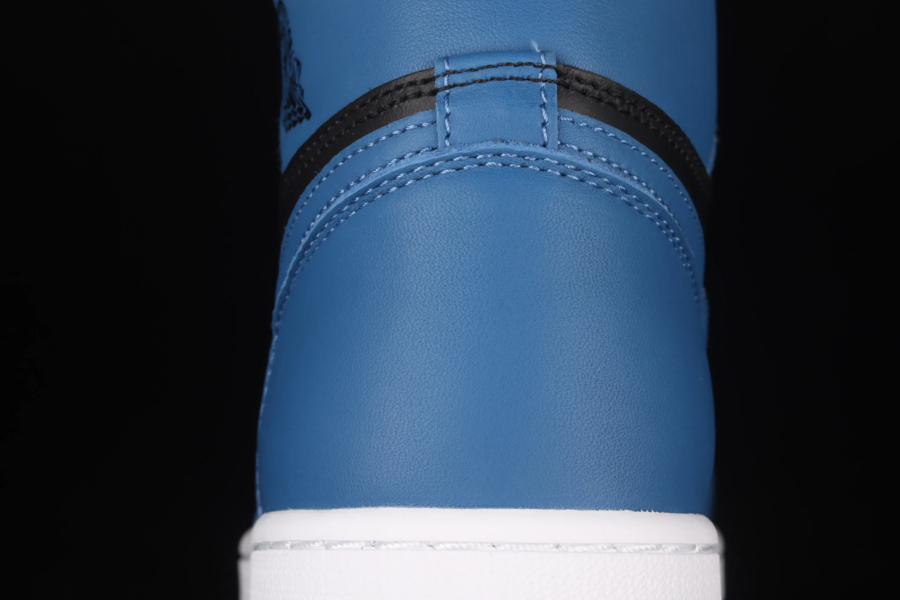 All categories Air Jordan Jordan series basketball shoes Air Jordan 1 High L version Air Jordan AJ1 High Retro AJ1 Joe 1 Royal Blue 2.0 high-top basketball shoes 555088-404